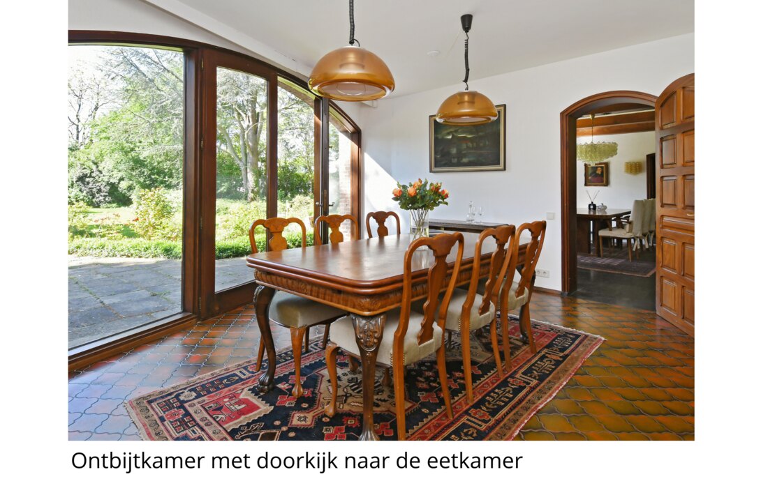 Ontbijtkamer met grote tuindeuren en uitzicht op het groen