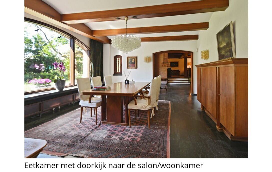 Originele Funda-foto van de eetkamer met gebogen tuinraam