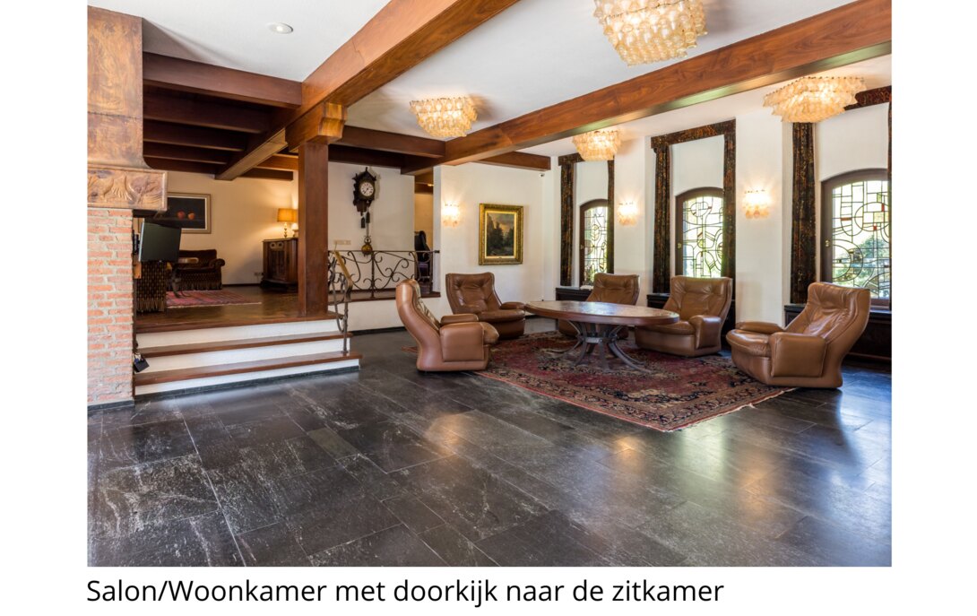 Originele Funda-foto van de salon met houten balken en glas-in-loodramen