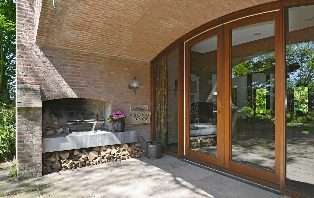 Originele Funda-foto van het beschutte terras met buitenhaard